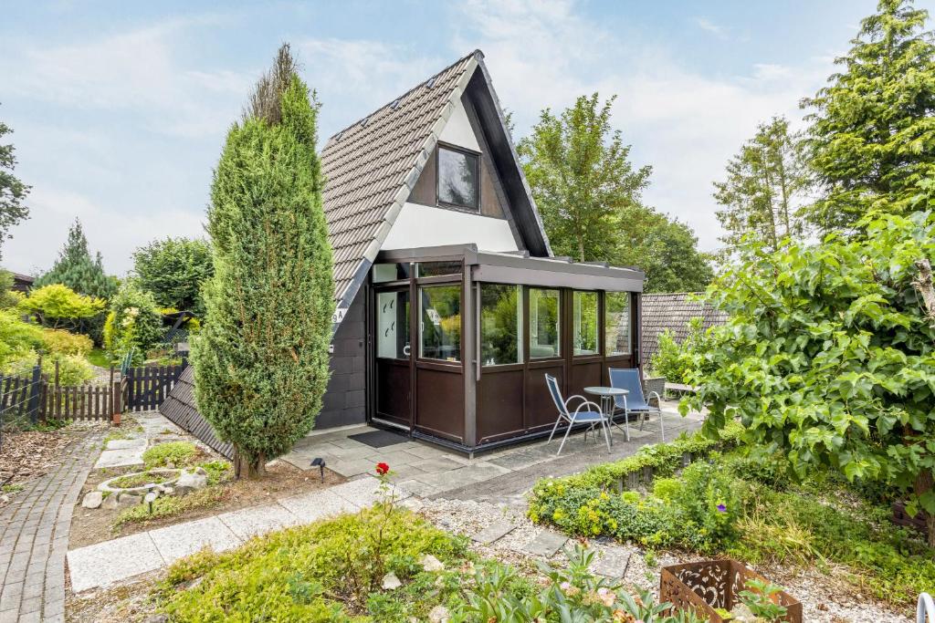 a tiny house with a pitched roof at Tiny House Trudi mit Garten in Bad Wünnenberg