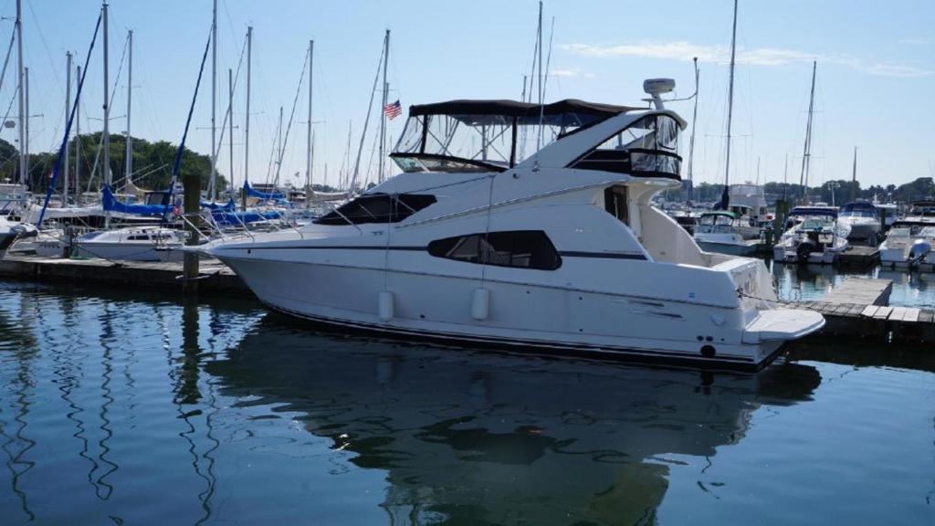 Ein weißes Boot liegt in einem Jachthafen vor Anker. in der Unterkunft Little Pearl in Boston