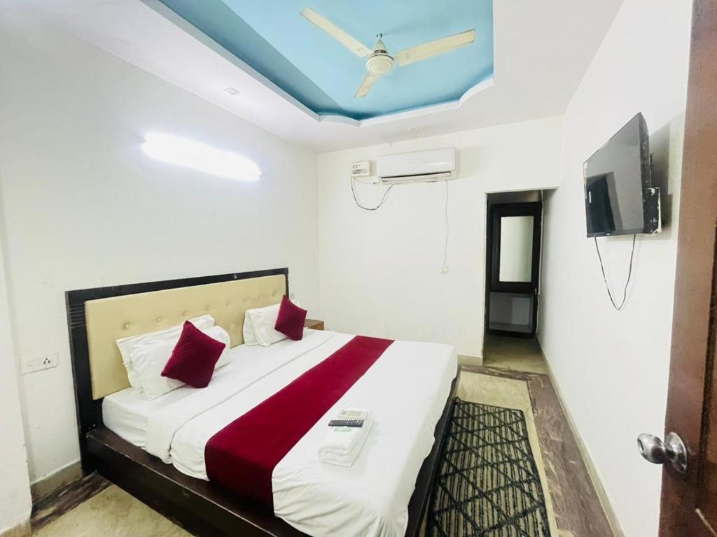 Llit o llits en una habitació de Hotel Royal Ashoka - Sector 44 Noida