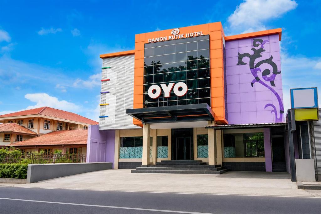 a building with an ocoo sign on it at Hotel O near RSUD Arifin Achmad formerly Damon Butik Hotel in Limbangan