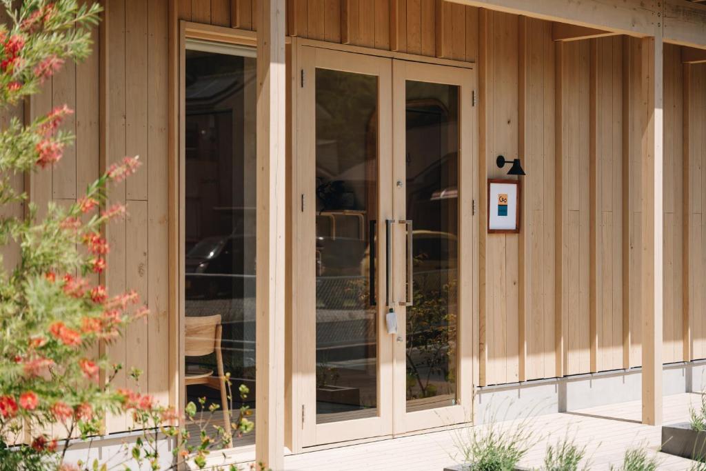 eine Glasschiebetür an einem Holzhaus in der Unterkunft cuccou in Aira