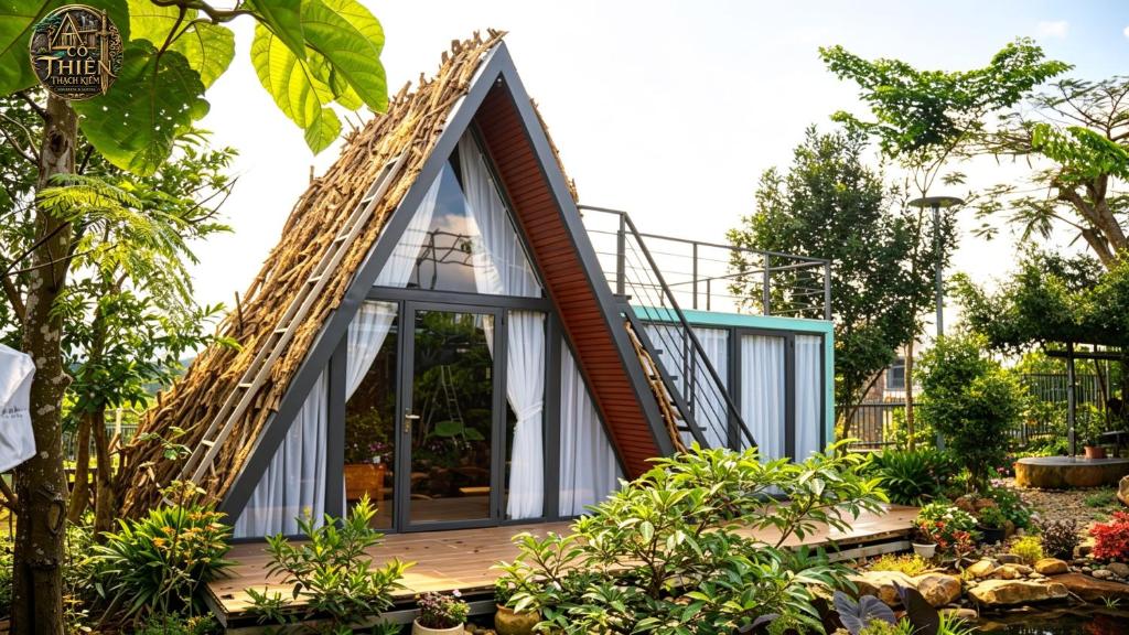 a small house with a pitched roof at Cổ Thiên Thạch Kiếm in Ðại Lào