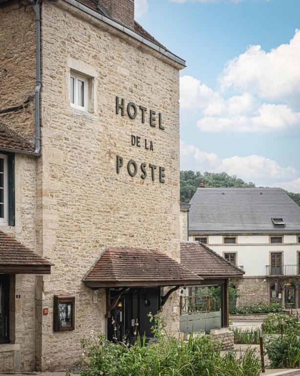 a brick building with the words hotel be ill possible on it at Hôtel de la Poste Restaurant Benjamin Linard in Pouilly-en-Auxois