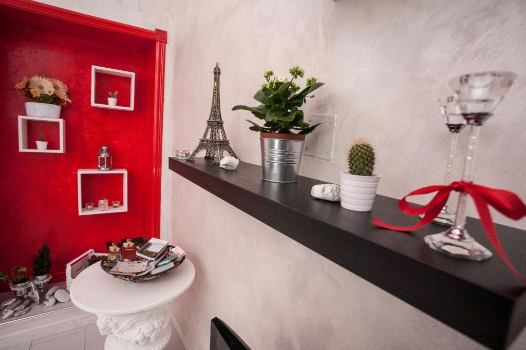 ナポリにあるMade in Naples Apartmentの赤い壁の部屋(テーブル、棚付)