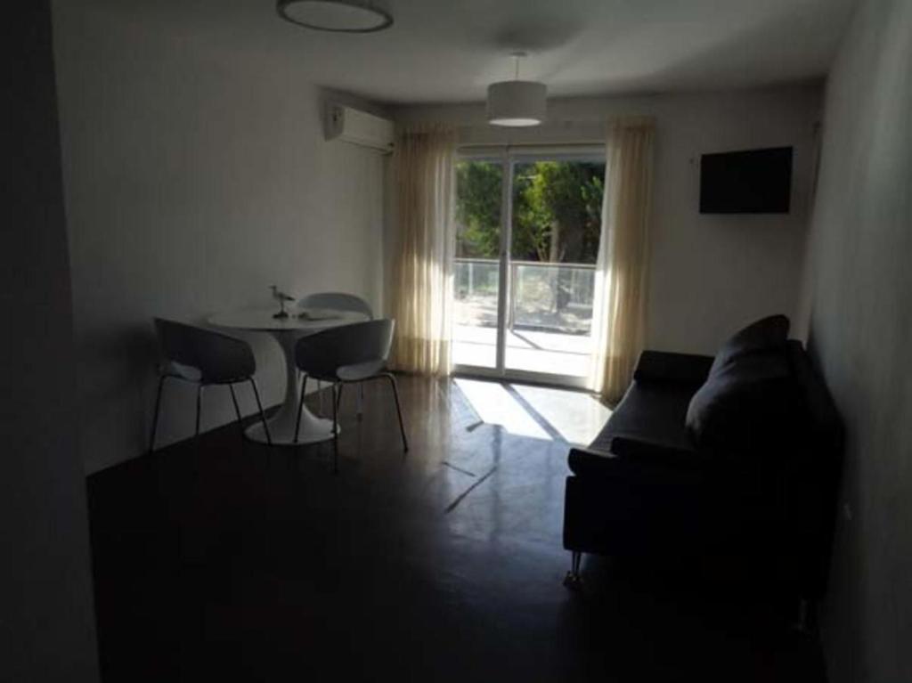 Las Gaviotas في لاس جافيوتاس: غرفة معيشة مع أريكة وطاولة مع كراسي