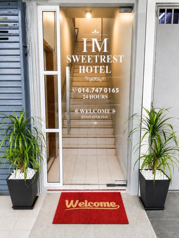a welcome mat on the front door of a hotel at HM SweetRest HOTEL in Changlun