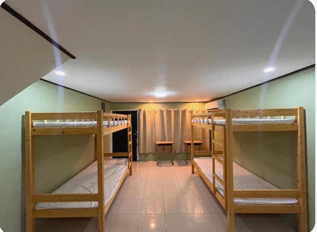 ein Zimmer mit drei Etagenbetten in der Unterkunft The Zion Bedspace- Olongapo City in Olongapo