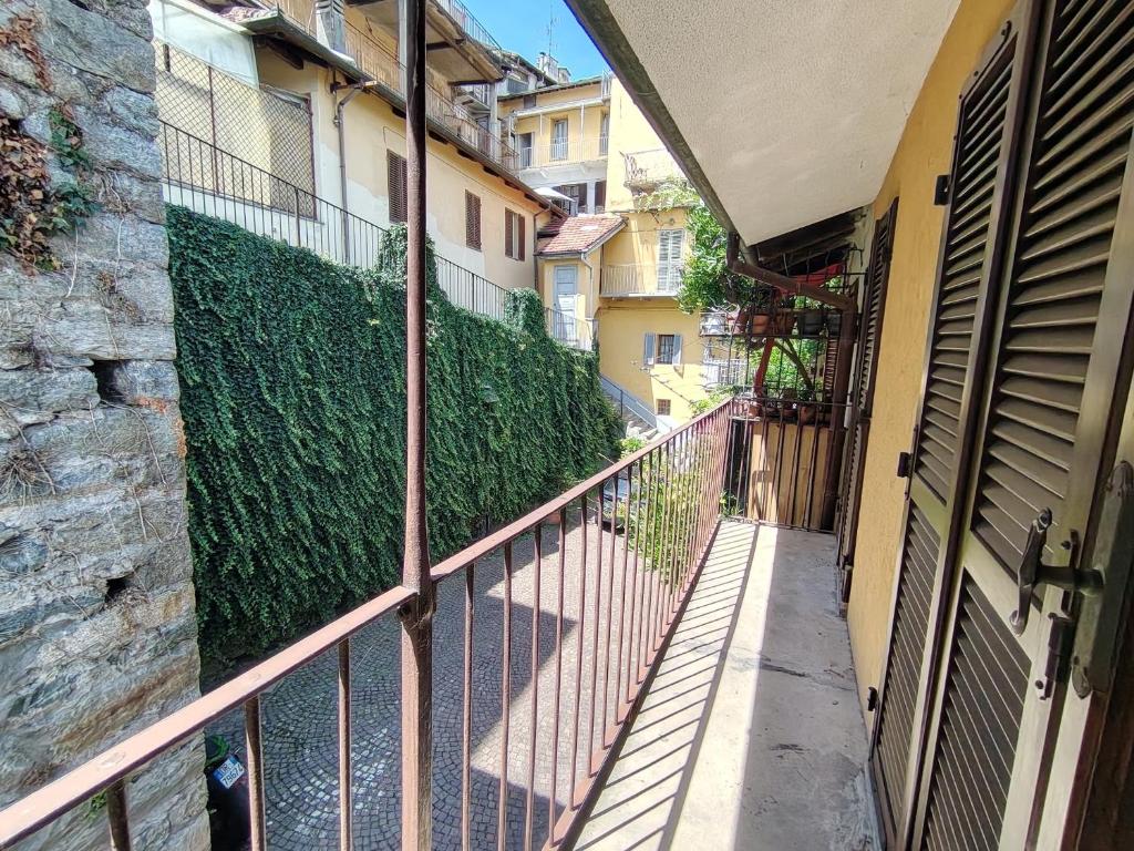 a balcony of a building with a green hedge at Will House 1 in Lanzo Torinese