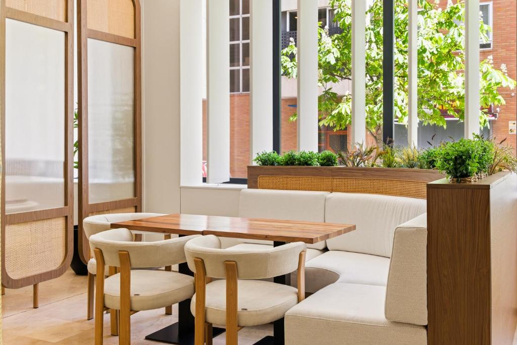 a dining room with a table and chairs at B&B HOTEL Zaragoza Los Enlaces Estación in Zaragoza