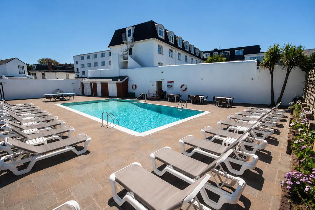 Kolam renang di atau dekat dengan Norfolk Hotel