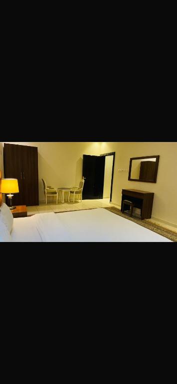 a room with a bed and a flat screen tv at شقق واحة اجا in Hail