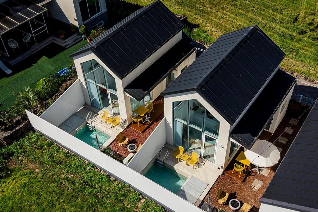 an overhead view of a house with a swimming pool at 애월현스테이 in Kumori-dong