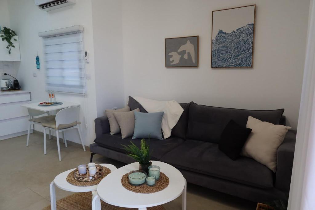 a living room with a couch and a table at צימר פסטורלי בהגושרים in HaGoshrim