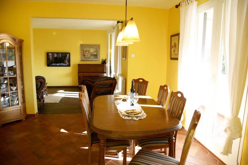 TV a/nebo společenská místnost v ubytování Apartment Ema