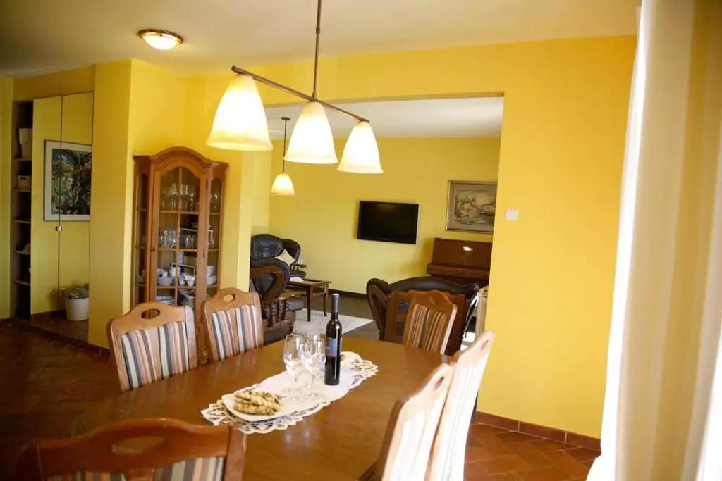 TV a/nebo společenská místnost v ubytování Apartment Ema