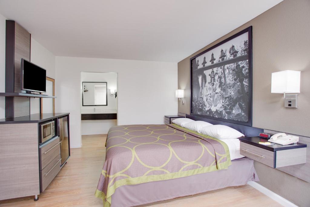 Super 8 by Wyndham Dalton - King Room - Non-Smoking ( 3 Adults)