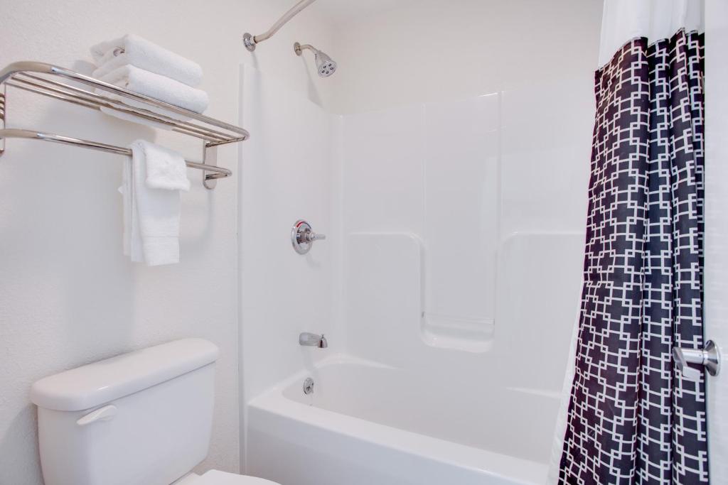 Super 8 by Wyndham Dalton - Queen Room With Two Queen Beds - Non-Smoking