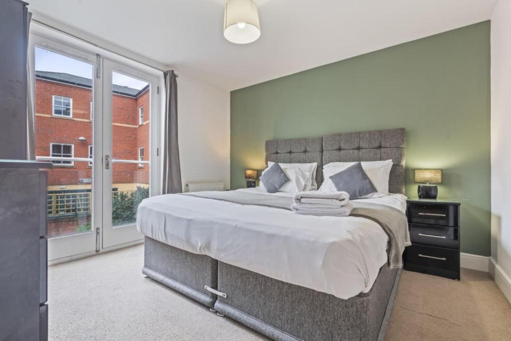 #St Georges Court by DerBnB, Spacious 2 Bedroom Apartments, Free Parking, WI-FI, Netflix & Within Walking Distance Of The City Centre - 
