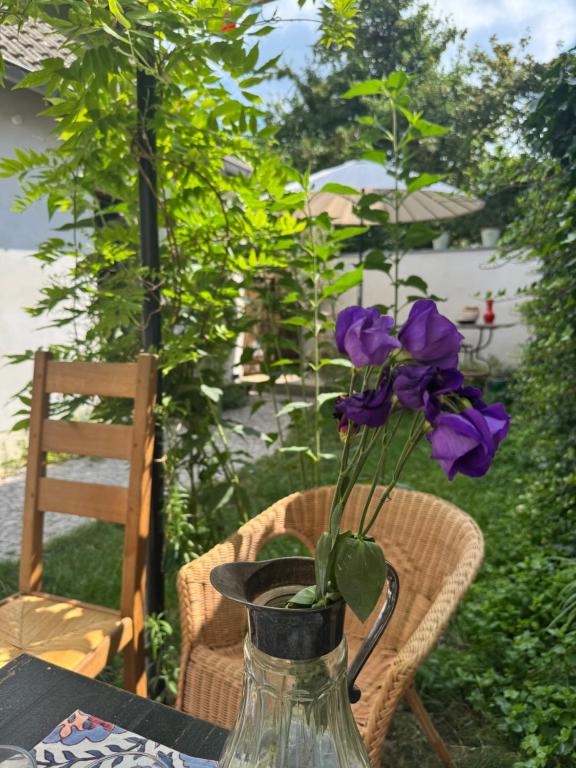 a vase with purple flowers in it on a table at Südfrankreich bei Berlin in Werder