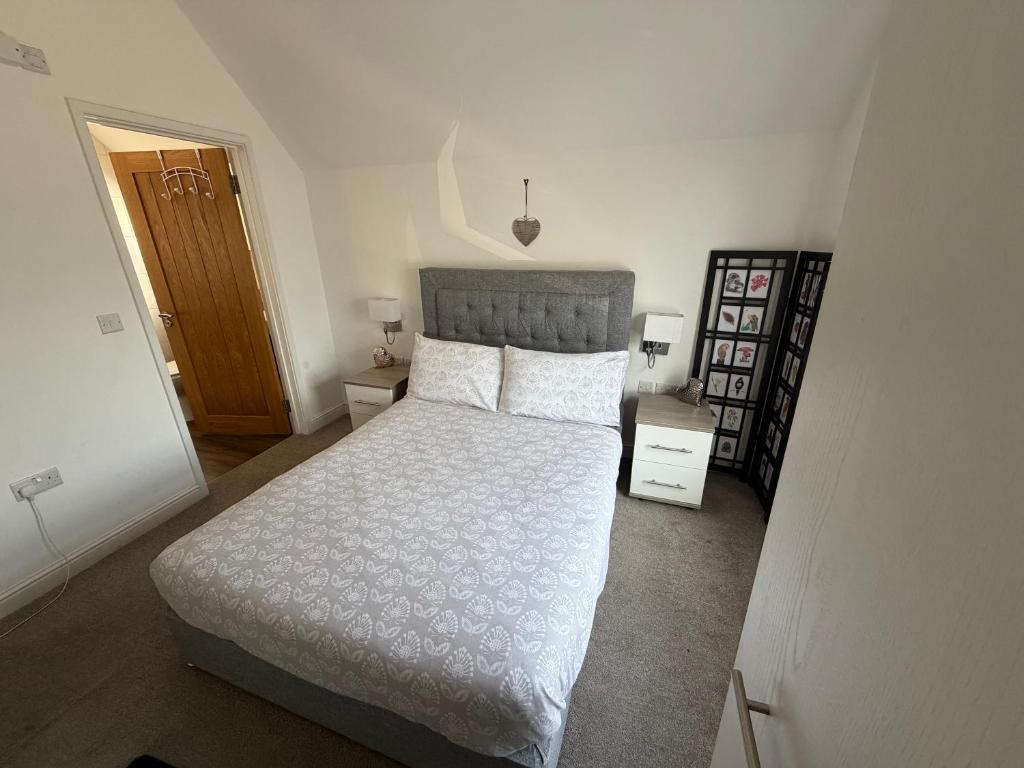 a bedroom with a large bed with white sheets and pillows at One Bed Flat Close to Station & River in Reading