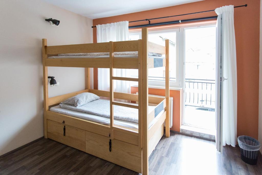 Postel nebo postele na pokoji v ubytování Falling Lakes Hostel