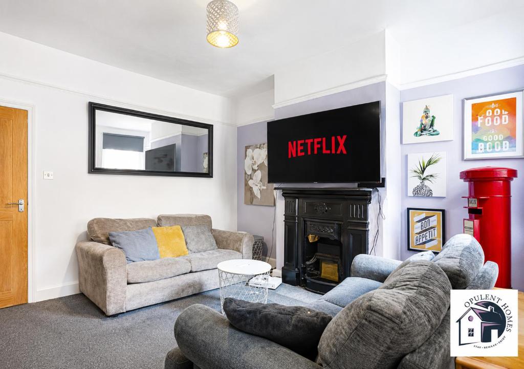 a living room with two couches and a tv at Reading 3BR Contractor Accommodation, Sleeps 6, Near Oracle, Free Parking in Reading