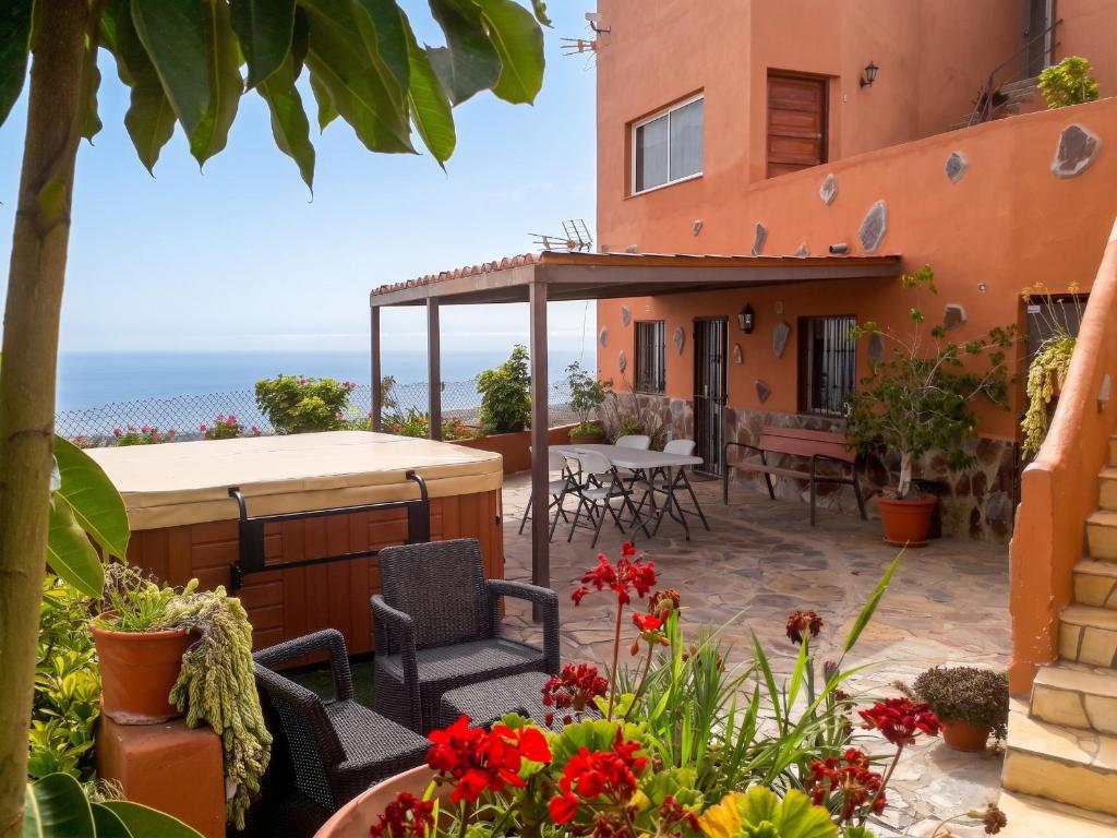 House with view and jacuzzi in Adeje
