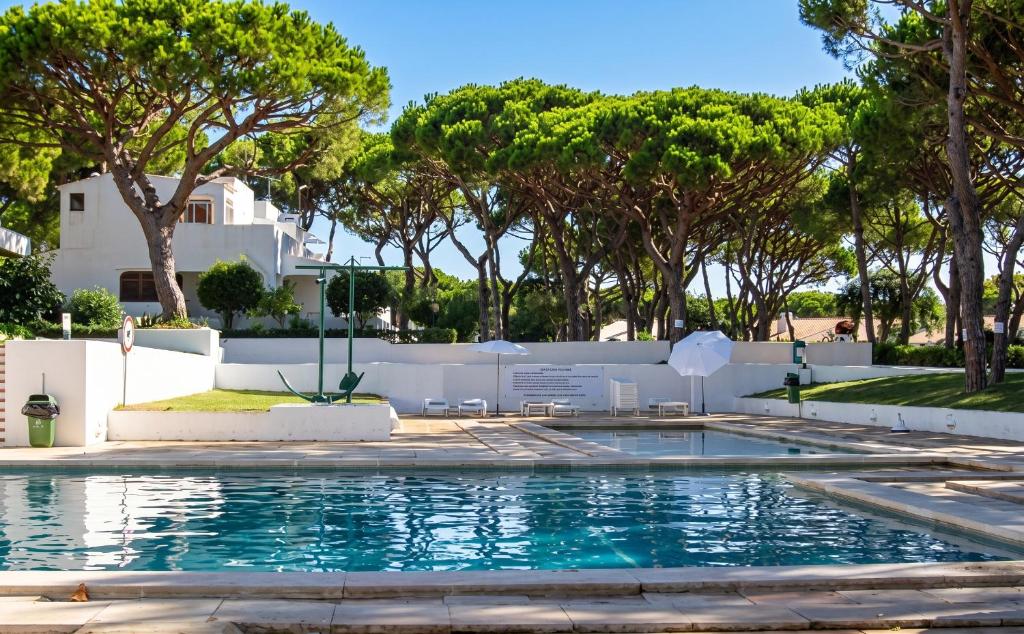 Charming House in Albufeira with Shared Pool