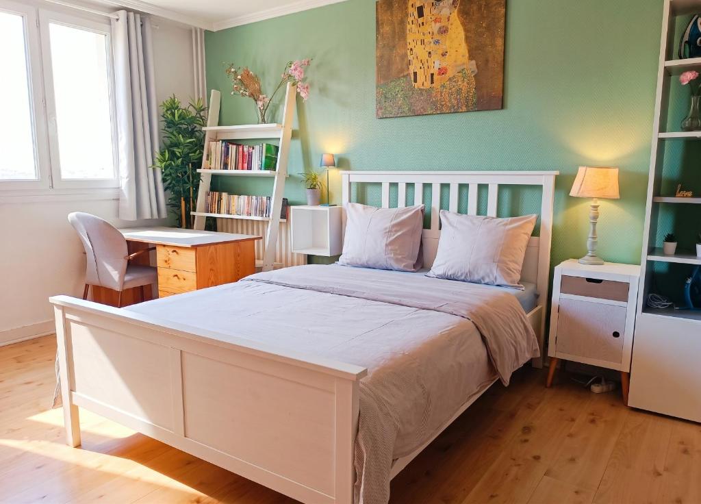 a bedroom with a bed and a desk and a chair at Studio accueillant au cœur de Paris - 30 m² - Tout inclus. in Paris