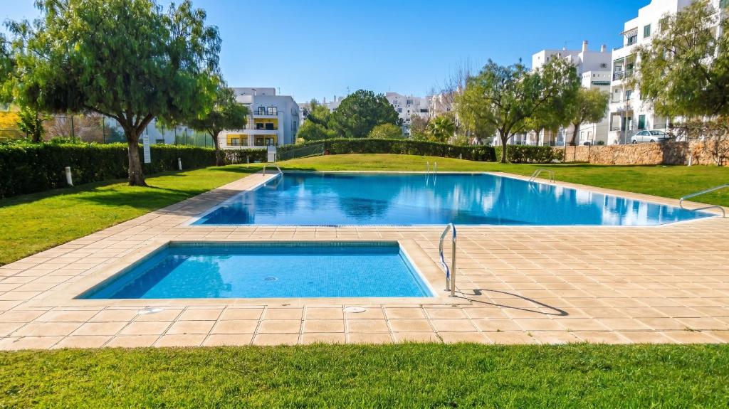 Spacious Apartment in Armação de Pêra with Sea View - 90 m²