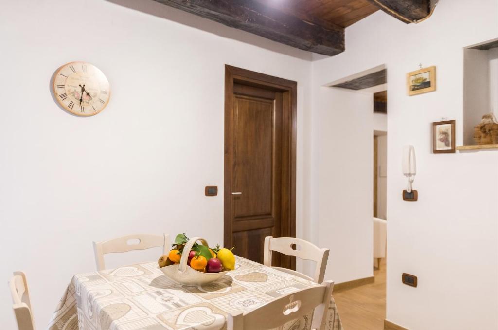 a dining room with a table with a bowl of fruit on it at Modern Apartment near Arce City Centre, 62 m², Parking in Arce