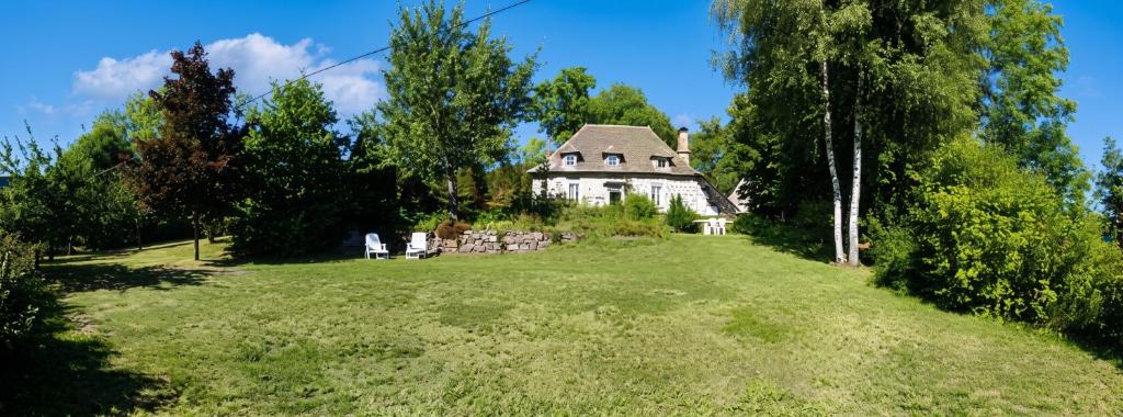 an old house in the middle of a large field at Maison confortable avec vue sur la montagne à Le Fau in Le Fau