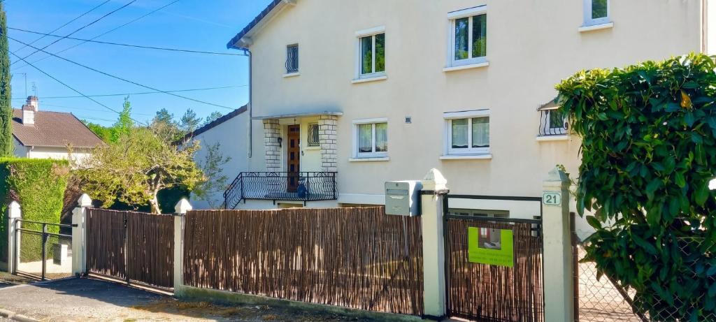 Maison Cosy avec Terrasse à Vallenay - Housity