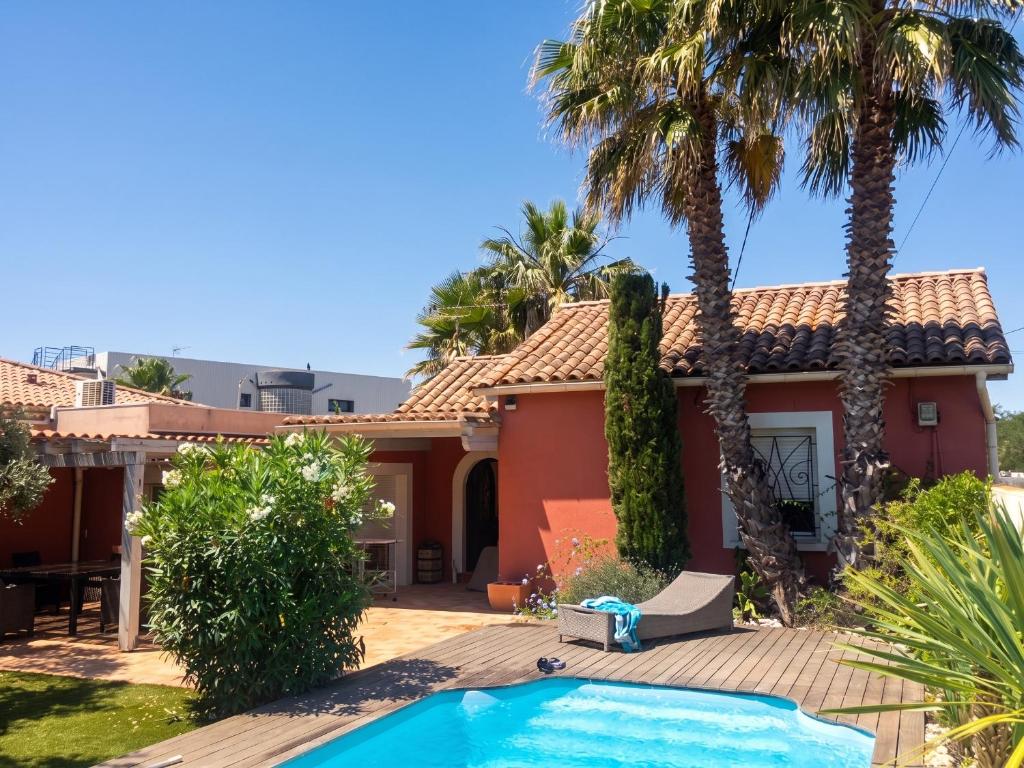 Villa charmante à Agde avec piscine privée et jardin