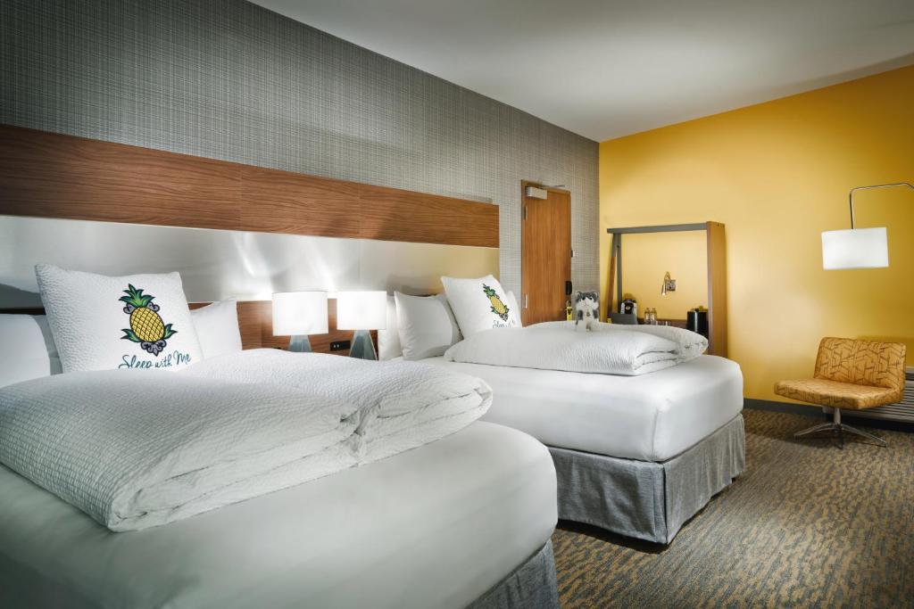 Postel nebo postele na pokoji v ubytování Staypineapple, Hotel Z, Gaslamp San Diego