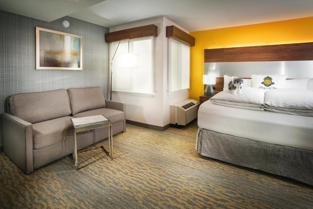 Postel nebo postele na pokoji v ubytování Staypineapple, Hotel Z, Gaslamp San Diego
