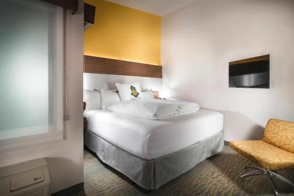 Postel nebo postele na pokoji v ubytování Staypineapple, Hotel Z, Gaslamp San Diego