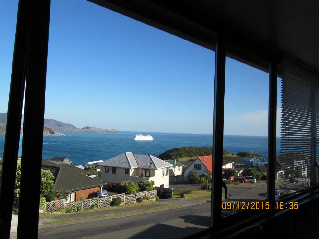 een raam met uitzicht op de oceaan bij Pacific View Bed and Breakfast in Wellington