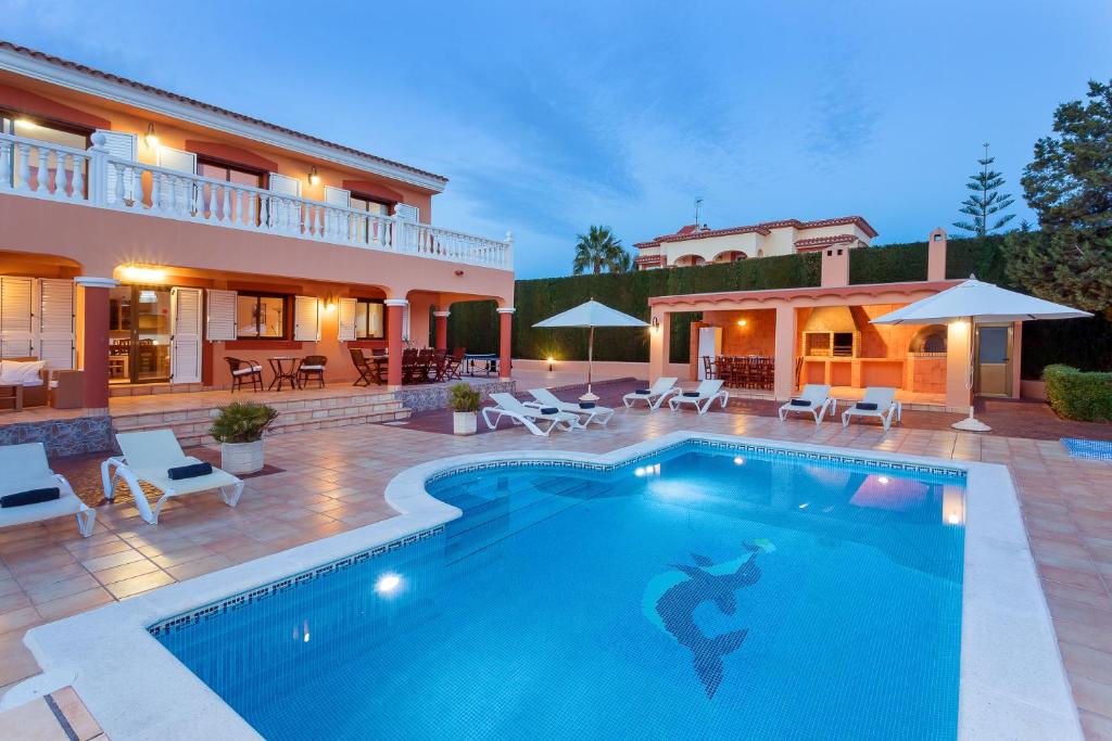 Πισίνα στο ή κοντά στο Villa close to Ibiza Town Sleeps 12
