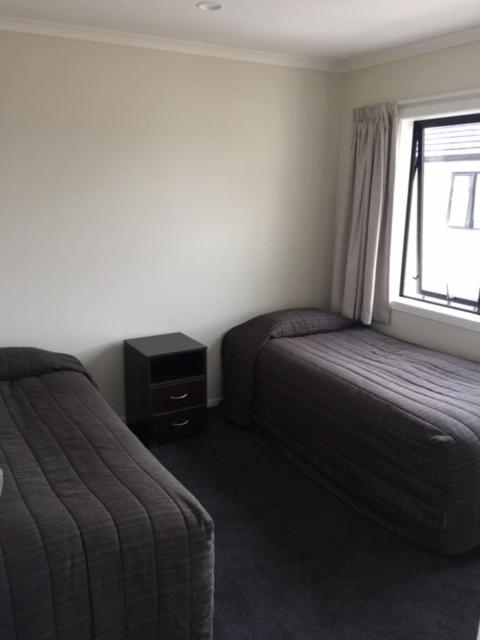 Postel nebo postele na pokoji v ubytování Brooklyn Motor Lodge