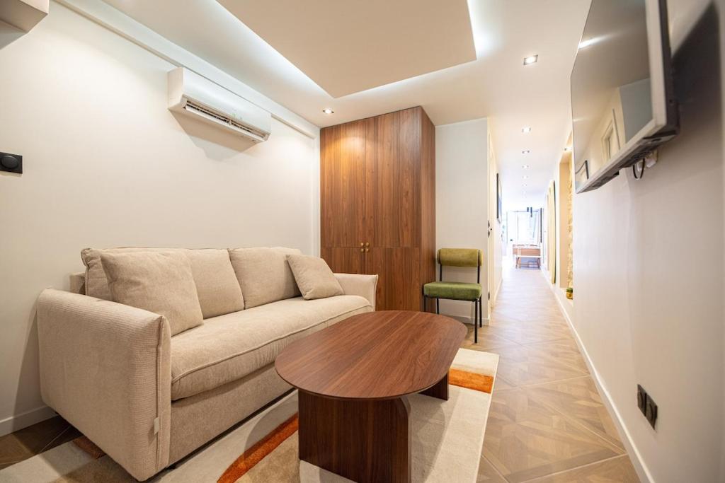 Modern Studio in Central Paris with AC