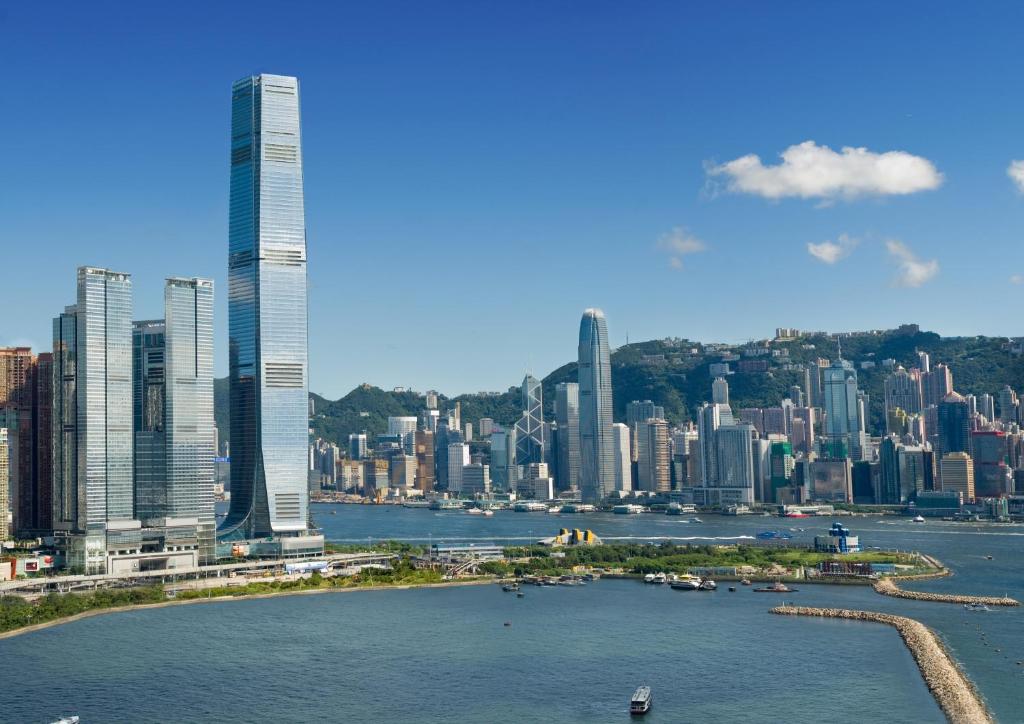 vistas a una ciudad con río y edificios en The HarbourView Place @ the ICC megalopolis en Hong Kong