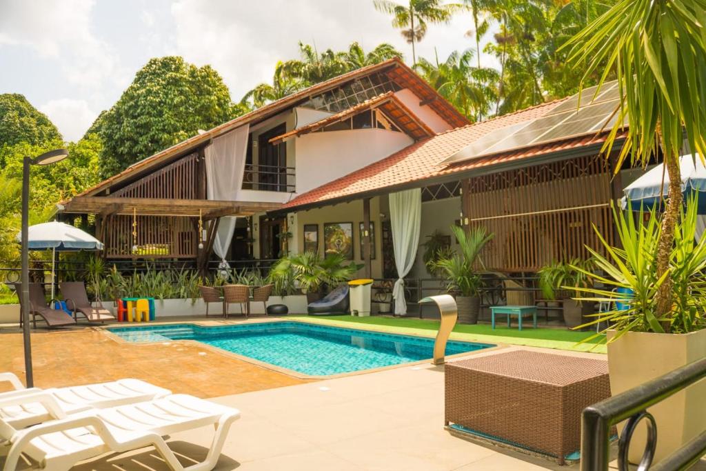 an image of a villa with a swimming pool at Casa das Seringueiras in Alter do Chao