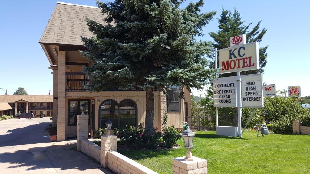 a kx motel sign in front of a building at The KC Motel Show Low in Show Low