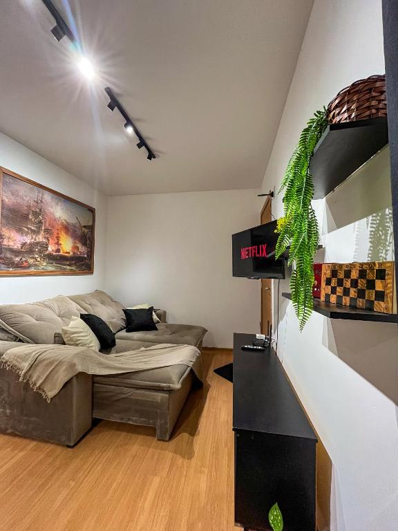a bedroom with a bed in a room at Apt Moderno e Confortavel 7 min do Centro em 7L in Sete Lagoas