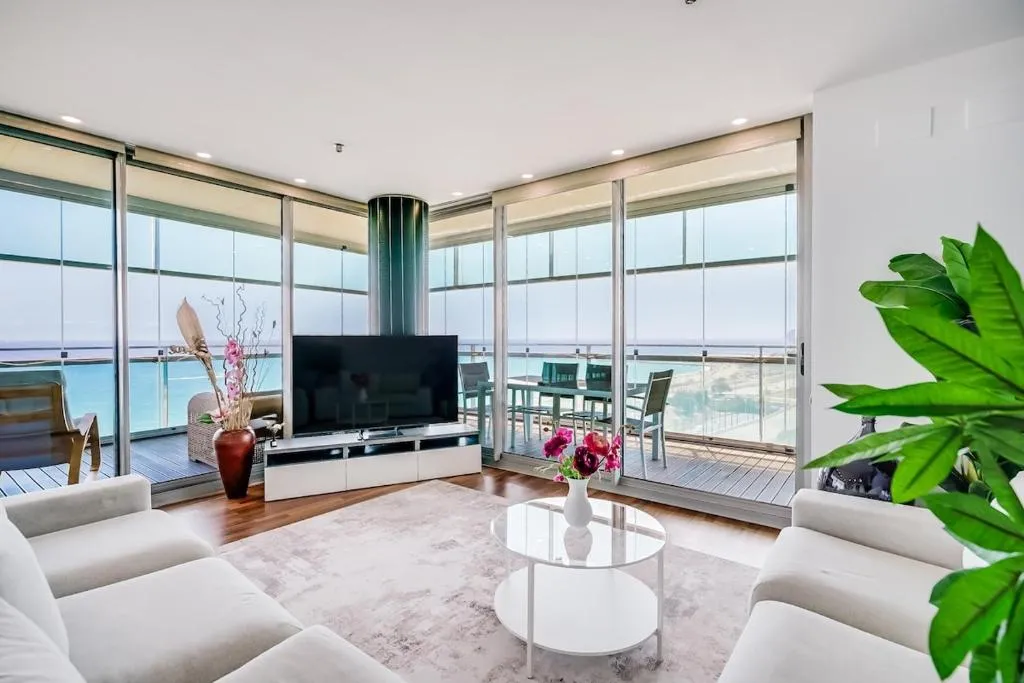Luxury Apartment With Sea View!