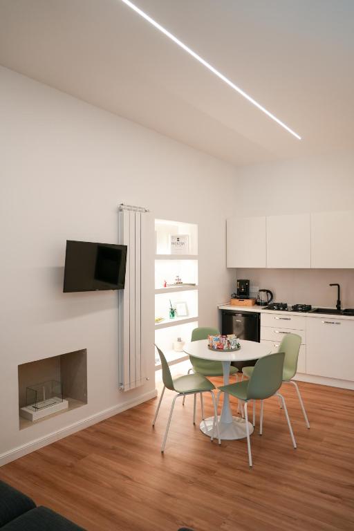a kitchen and dining room with a table and chairs at Hortus slow room in Montesarchio