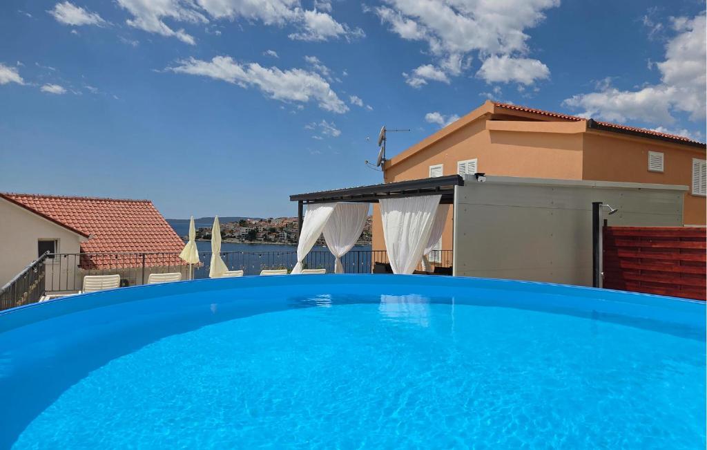 3 Bedroom Cozy Apartment In Okrug Gornji