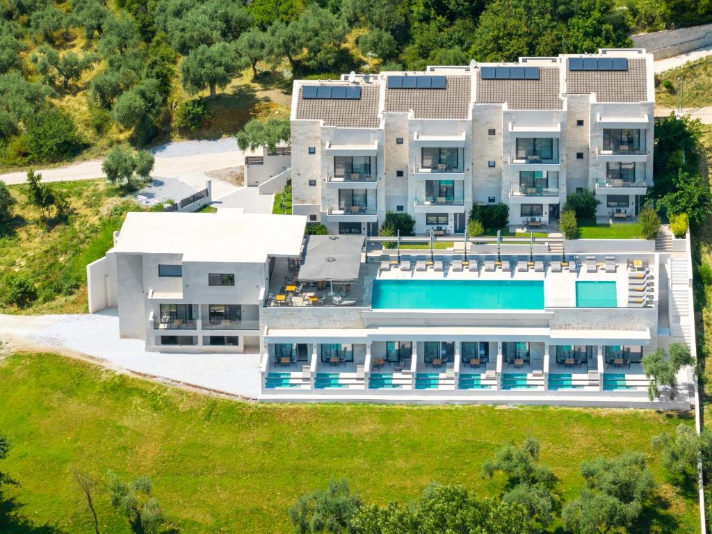 Luftaufnahme eines Gebäudes mit Schwimmbad in der Unterkunft Toska Tower in Chrisi Ammoudia