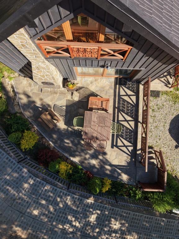 an overhead view of a building with a patio at Sielanka Pienińska in Krościenko